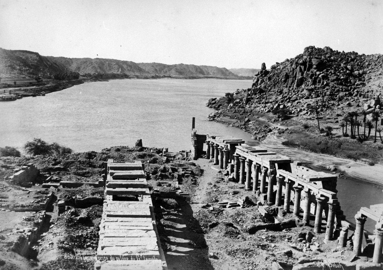 Philae, otettu Suuren temppelin pylväästä, noin 1880 tekijältä J. Pascal Sebah