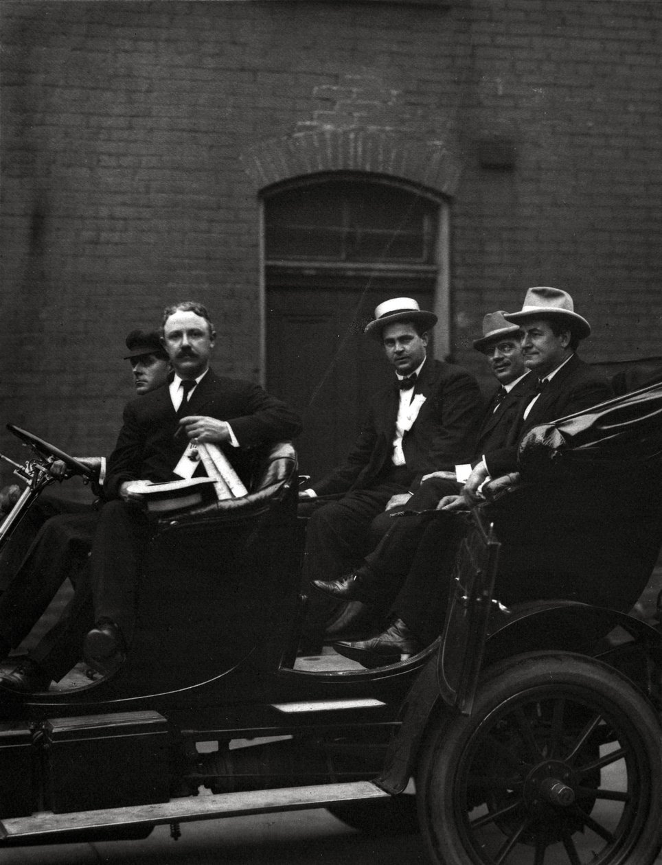 Edward F.Goltra, tuntematon edustaja, Rolla Wells ja William Jennings Bryan saapuvat vuoden 1916 demokraattisen kansalliskokouksen istuntoon, St.Louis, 11.-14. Kesäkuuta 1916 tekijältä J.C. Strauss