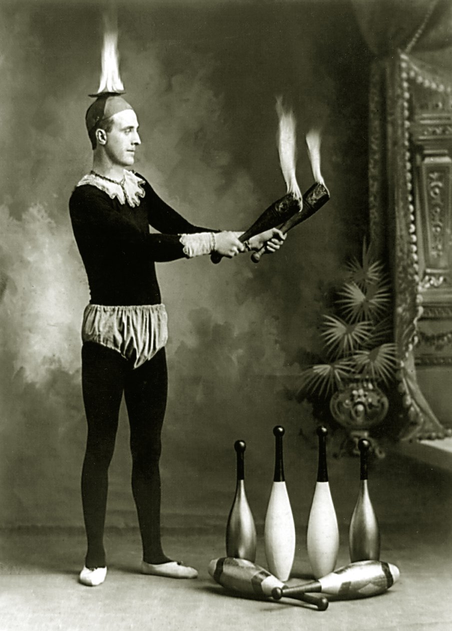 J.T. Doyle, sirkus ja karnevaalijonglööri liekeillä ja kulholla, n. 1902 (bw kuva) tekijältä J.E. Pasonault