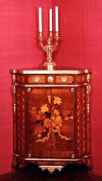 Kulmakaappi, yksi J. F. Oebenin parista, Pariisi, n. 1760-62 tekijältä J.F. Oeben c.1760 62 J.F. Oeben c.1760 62