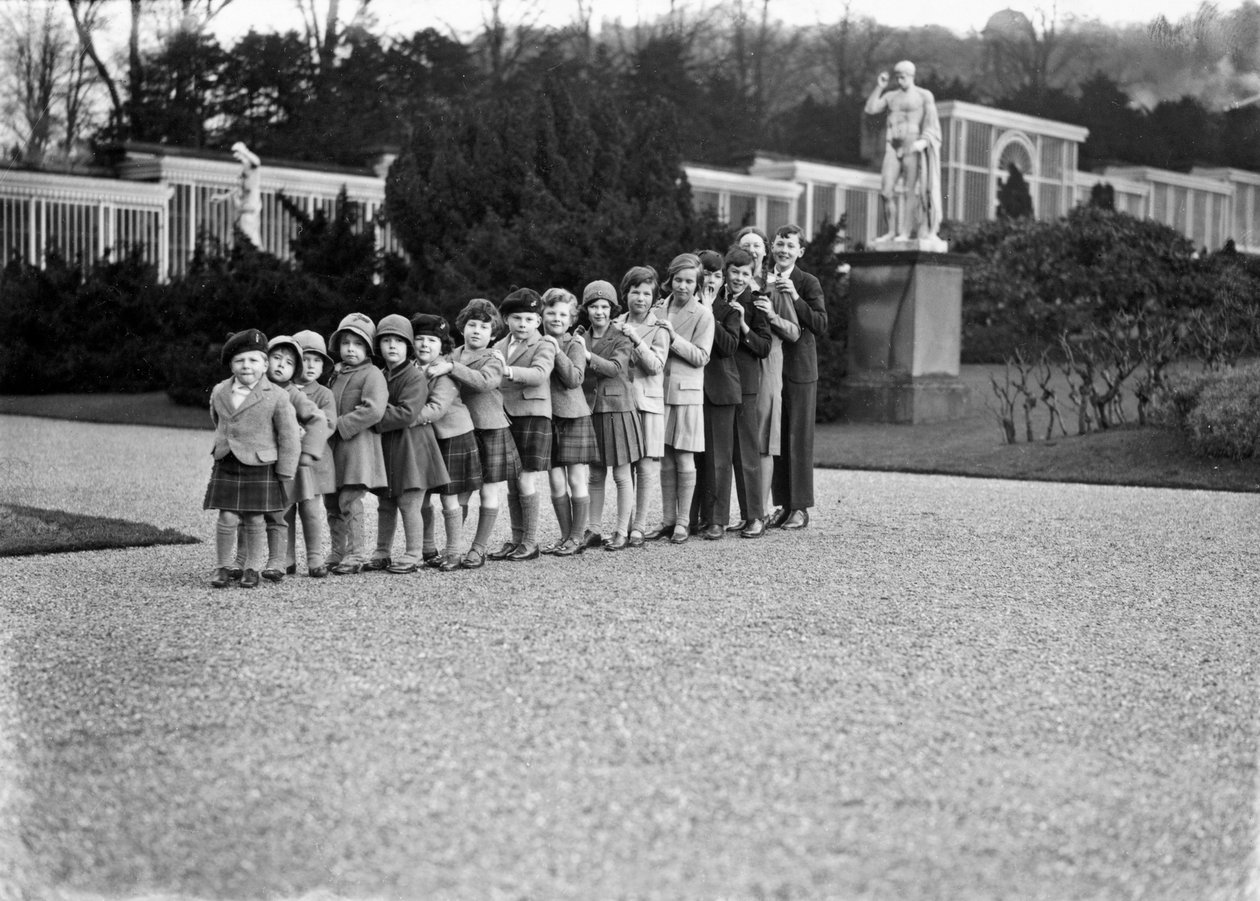 Cavendish-perheryhmä 16 lapsenlasta Chatsworthin puutarhassa Derbyshiressä, 1930 tekijältä JR Board