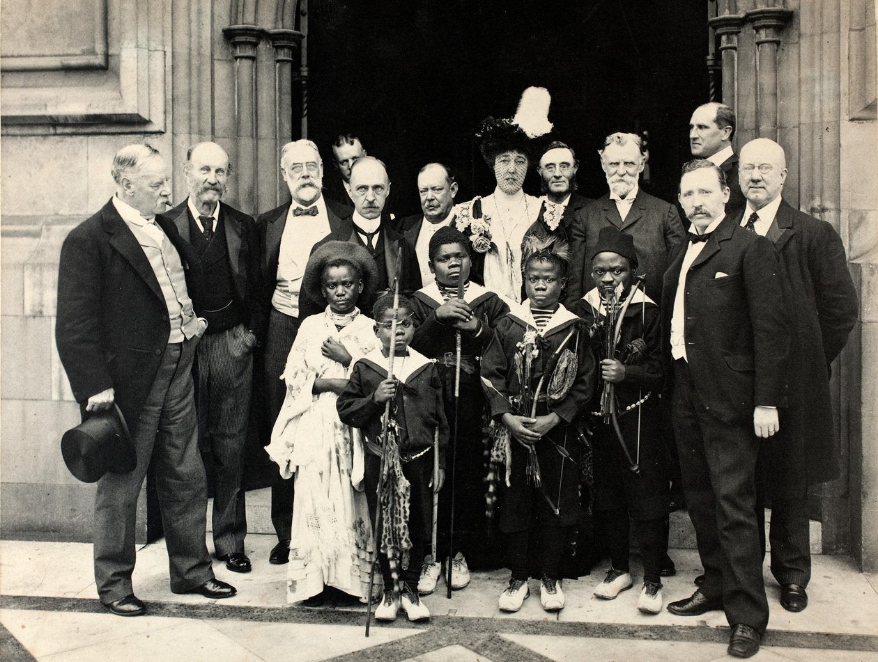 Afrikkalaiset pygmit Lontoon alahuoneessa, 29. kesäkuuta 1905 (gelatiinihopeaprintti) tekijältä J. Benjamin Stone