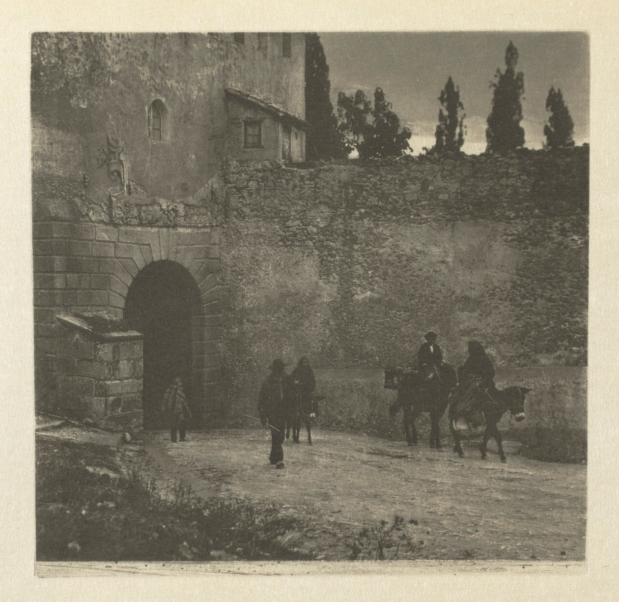 Kameratyö: A Gateway - Segovia, 1914. tekijältä J. Craig Annan