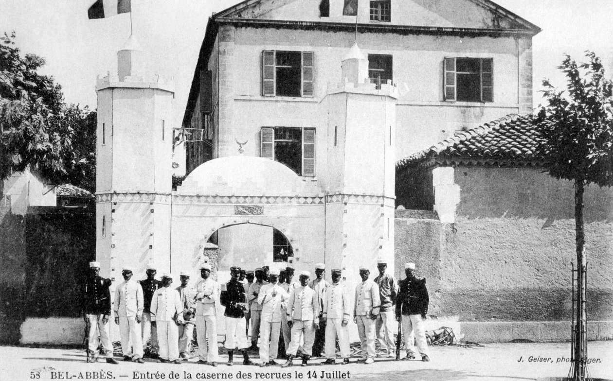 Uusien kasarmi, Ranskan muukalaislegioona, Sidi Bel Abbes, Algeria, 14. heinäkuuta 1906 tekijältä J. Geiser