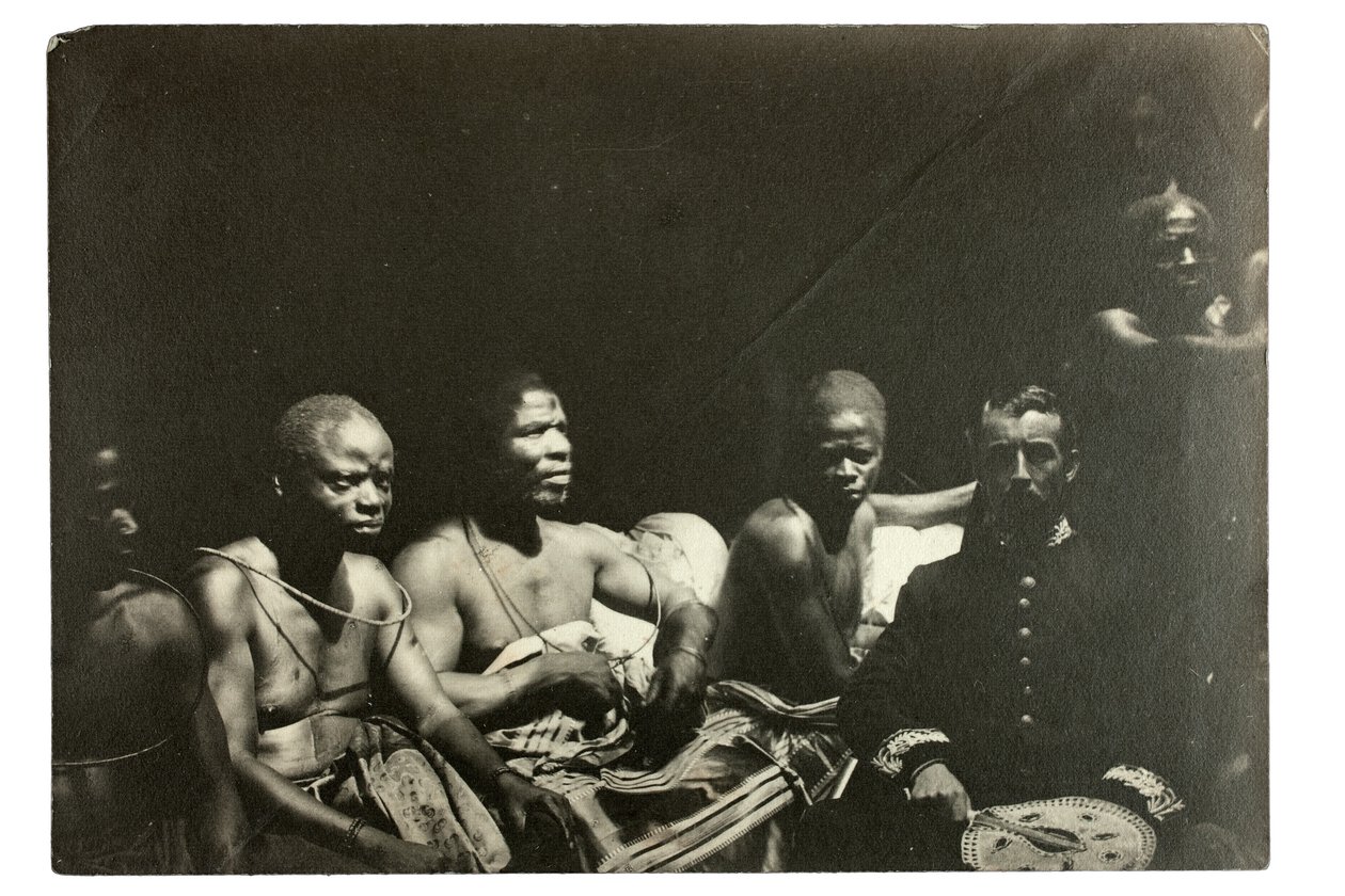 Kapteeni Gallwey ja Edo päälliköt, Benin, Nigeria, 1892 (gelatiini hopeaprintti) tekijältä J. H. Swainson