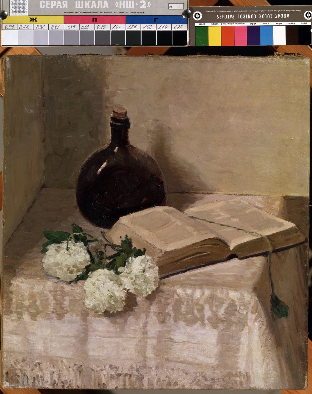""Asetelma pullolla, avoin kirja ja valkoiset kukat"" (Asetelma kirjalla) Johannes Hanschin (1875-1946) maalaus Mitat 45 x 41,5 cm Mikalojus Konstantinas Ciurlionisin taidemuseo, Kaunas, Liettua tekijältä J. Hansch