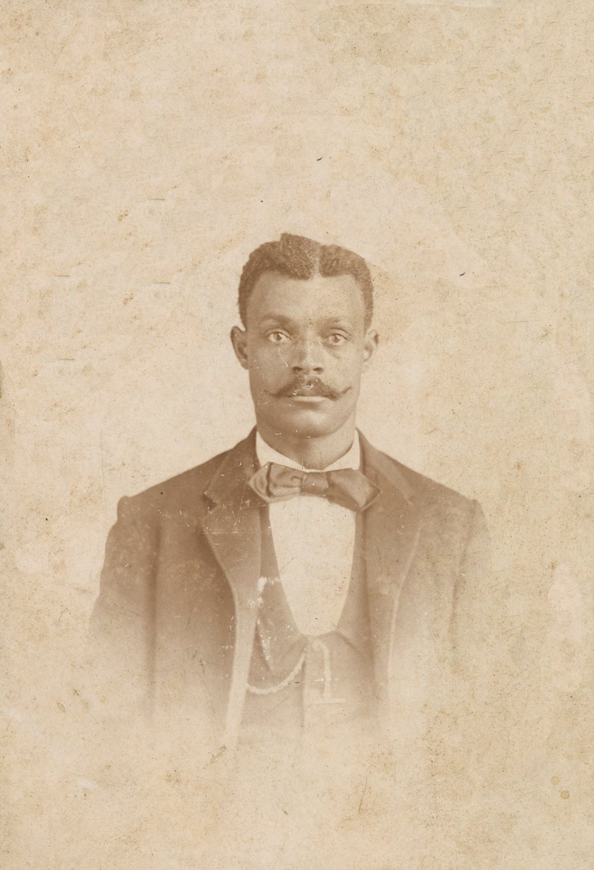 Valokuva miehestä puvussa, liivissä ja kravatissa, 1880-1900. tekijältä J. W. Taylor