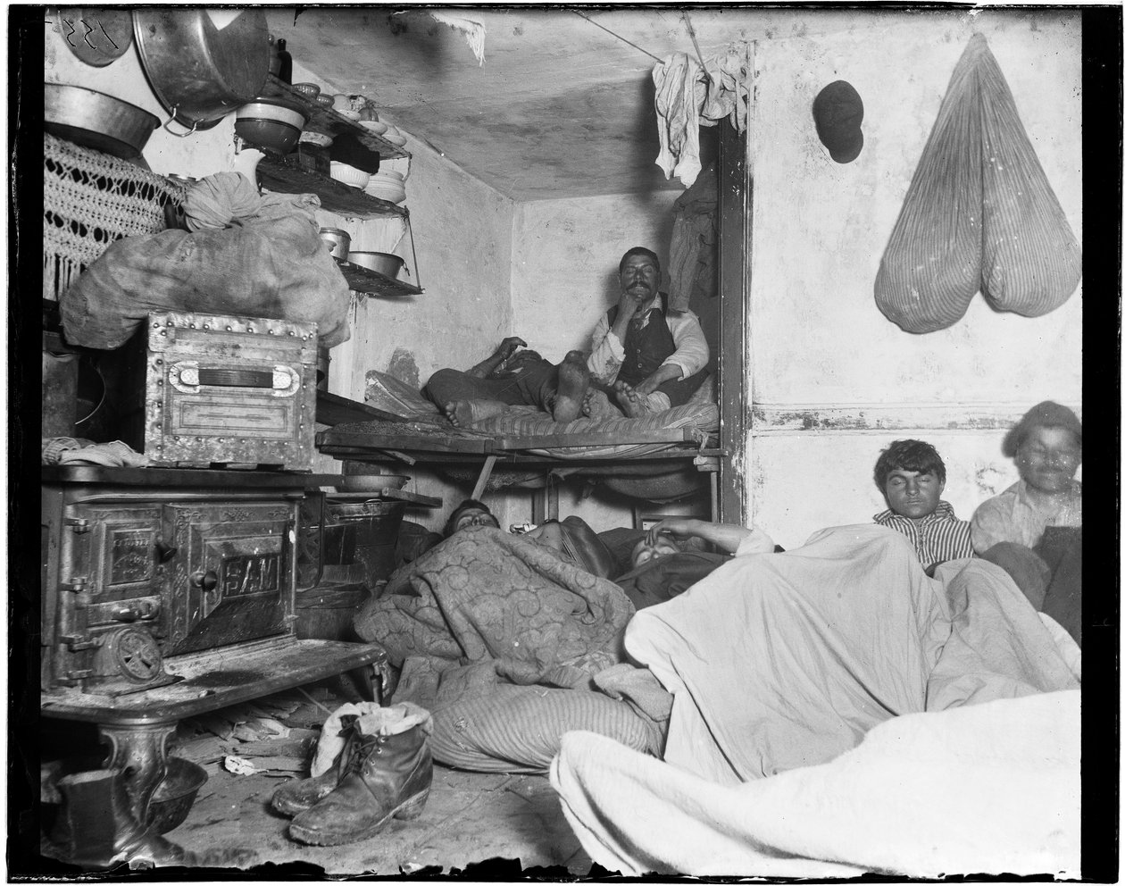 Majoittajat tungosta Bayard Streetin vuokratalossa - viisi senttiä per paikka. tekijältä Jacob August Riis