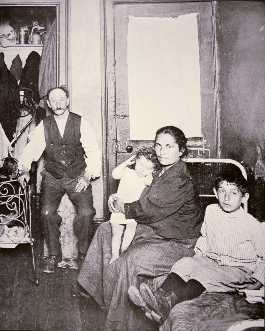 Maahanmuuttajaperhe, Lower East Side, New York City, n. 1910 (b/w kuva) tekijältä Jacob August Riis