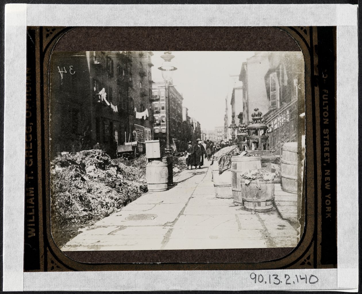 Tammany Streetin siivous ennen sotapäivää, Varick Place 9:n edessä, noin 1890. tekijältä Jacob August Riis