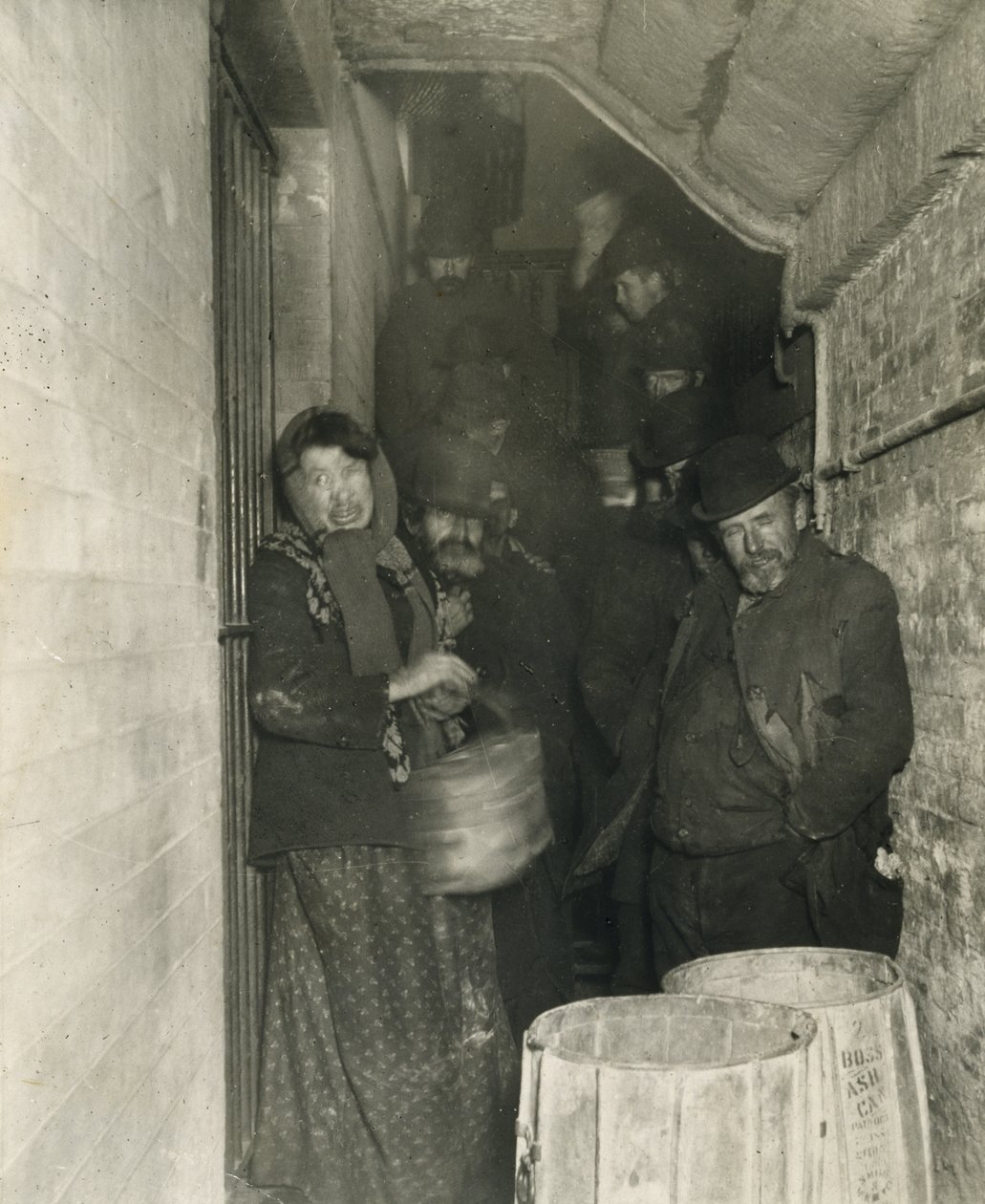 Odotetaan päästämistä Mulberry Streetin asemalle tekijältä Jacob August Riis