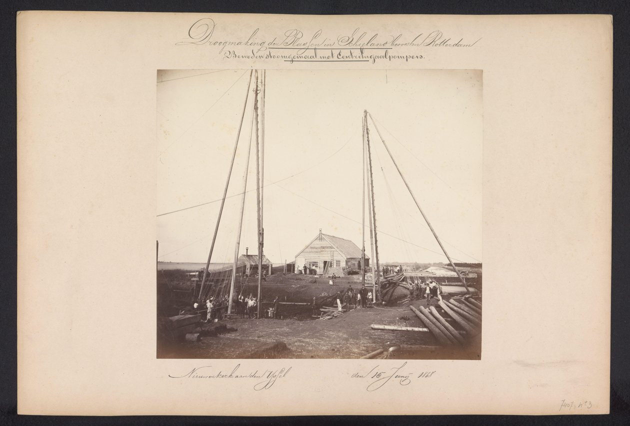Alempi höyrypumppuasema keskipakopumpuilla / Nieuwerkerk aan den IJssel den 15. kesäkuuta 1868 (otsikko esineessä) Järvien talteenotto Schielandissa Rotterdamin itäpuolella (sarjan nimi esineessä) tekijältä Jacobus van Gorkom jr.
