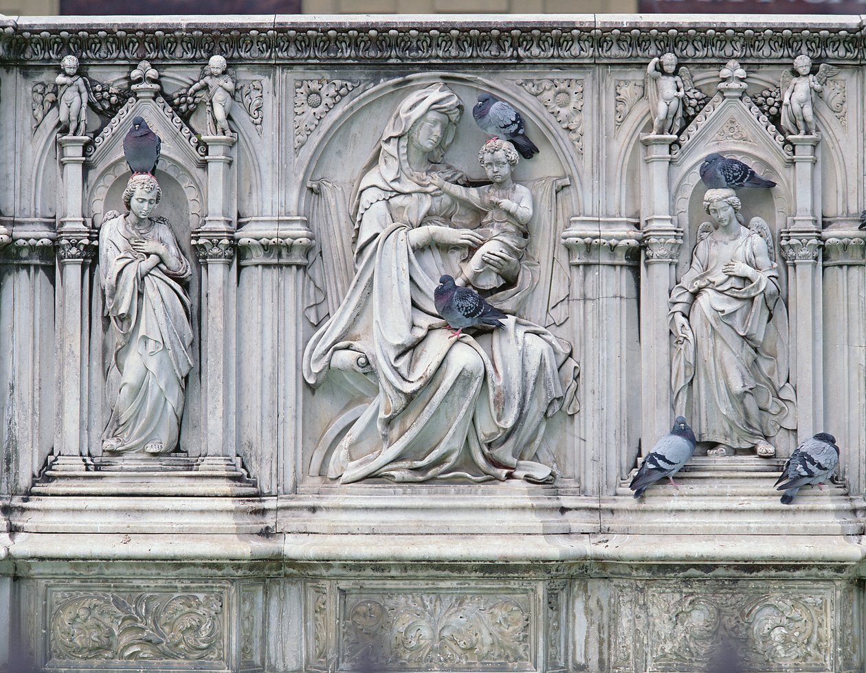Neitsyt ja lapsi pyhien kanssa, Fonte Gaian keskiosa, Siena, 1414-19 (marmori) tekijältä Jacopo della Quercia