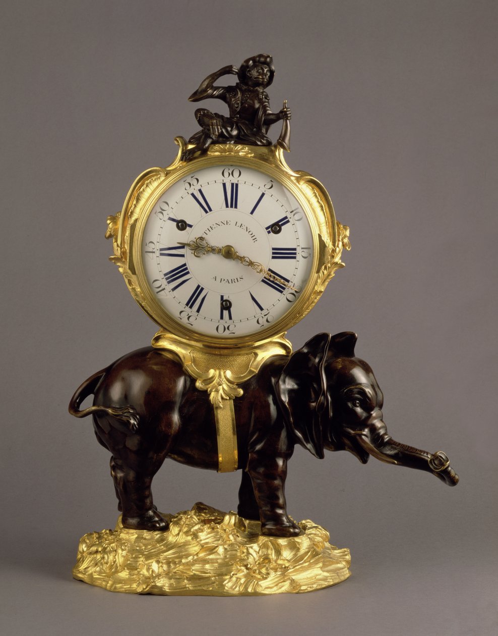 Louis XV Mantel Clock, n. 1750 (eebenpuu ja ormolu) (katso myös 73487) tekijältä Jean Jacques Caffieri