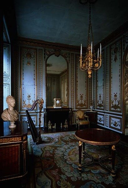 Cabinet Interieur de la Reine (Kuningattaren sisäkammio) koristeltu Jacques Verbercktin (1704-71) valko- ja kultapaneloinneilla (kuva) tekijältä Jacques Ange Gabriel