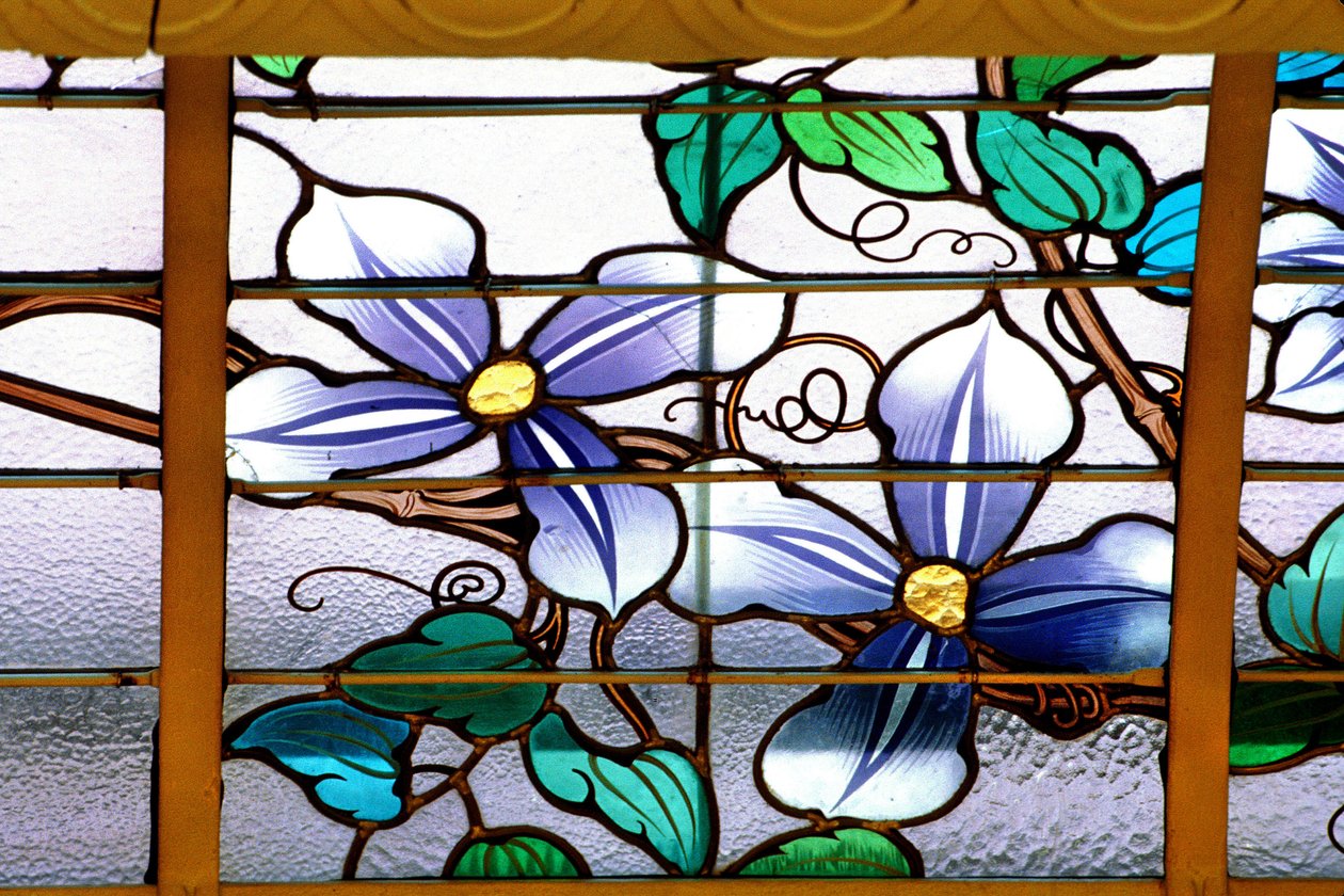 Nancy (osasto 54), Art Nouveau, "" La verriere aux Clematites"" (1901) - yksityiskohta, lasimaalaus, Jacques Gruber (1870-1936), osoitteessa Credit Lyonnais, rue St Georges tekijältä Jacques Gruber