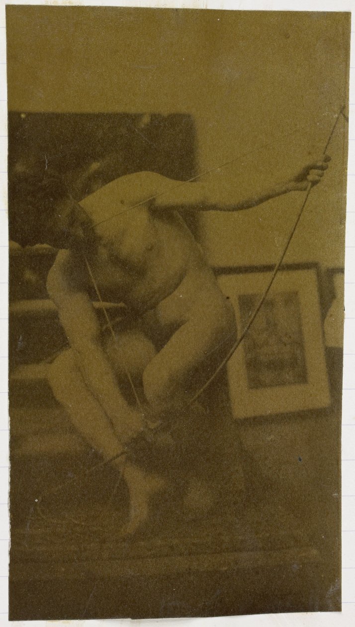 Jacques de Lalaingin studiossa tutkitaan miesalastonta mallia, joka kyykistyy jousi kädessä, edestä katsottuna tekijältä Jacques Lalaing (attributed to)