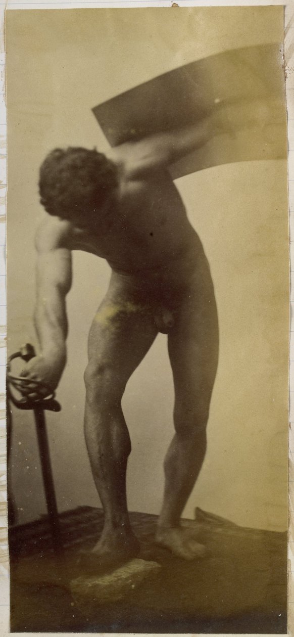 Jacques de Lalaingin studiossa tutkitaan miesalastonta mallia, joka seisoo vääntyneenä miekka ja kilpi käsissä tekijältä Jacques Lalaing (attributed to)