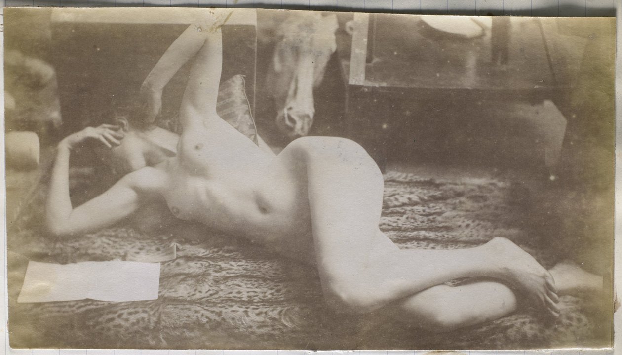 Studie van een vrouwelijk naaktmodel, liggend op een tijgervel, in het atelier van Jacques de Lalaing tekijältä Jacques Lalaing (attributed to)