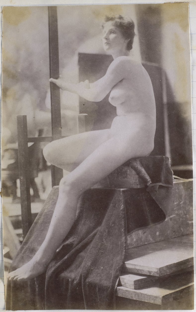 Podiumilla istuvan ja sivulta katsottuna naispuolisen alastonmallin tutkimus Jacques de Lalaingin studiossa, esitutkimus Fernand Scriben haudasta Gentin hautausmaalla tekijältä Jacques Lalaing (attributed to)