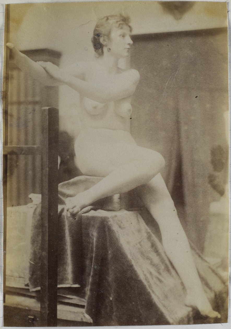 Jacques de Lalaingin studiossa esiselvitys hautausmuistomerkistä Fernand Scribe Gentin hautausmaalla istuvasta lavalla maalaustelineen vieressä ja kulmasta katsottuna. tekijältä Jacques Lalaing (attributed to)