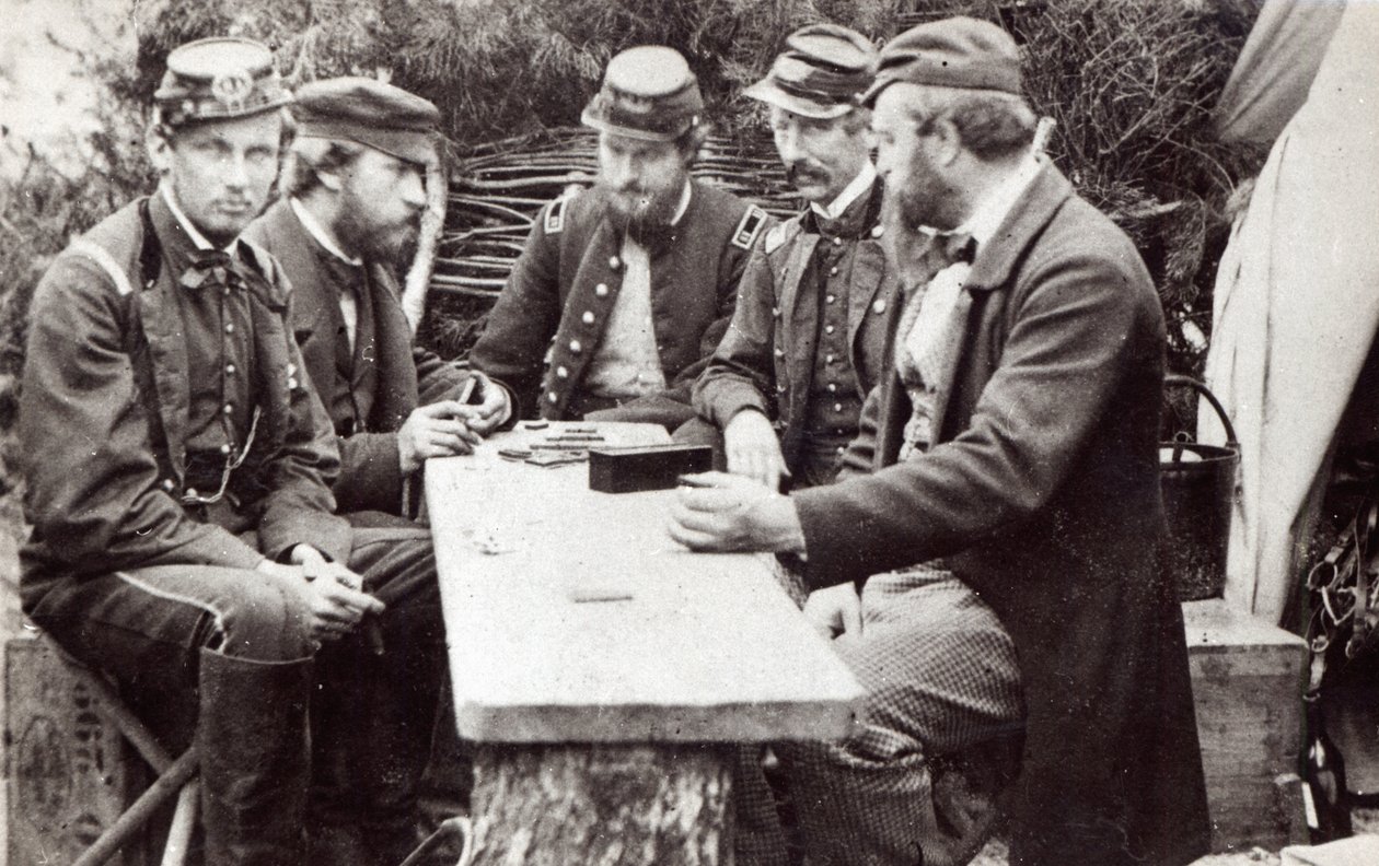 Comte de Paris ja hänen veljensä, Duc de Chartres, pelaamassa dominoa Potomacin armeijan vieraina Yhdysvaltain sisällissodan aikana, 3. toukokuuta 1862 tekijältä James F. Gibson