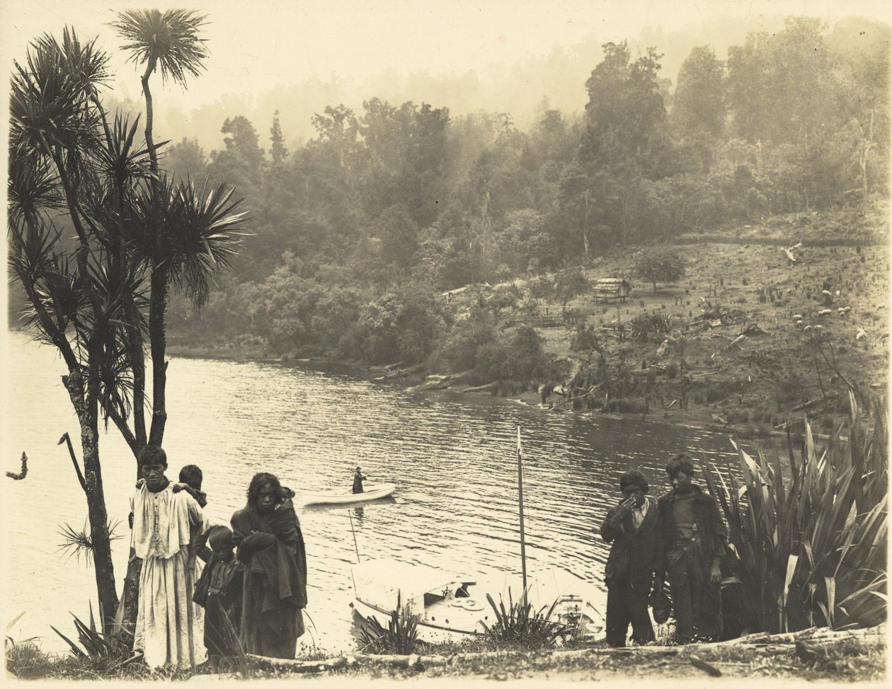 Lake Waikaremoana, 1908 (hopeagelatiiniprintti) tekijältä James McDonald