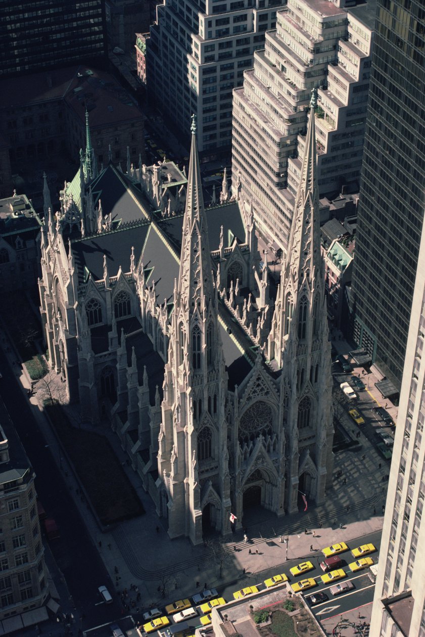 Näkymä St. Patricksin katedraalille Rockefeller Centeristä tekijältä James Renwick