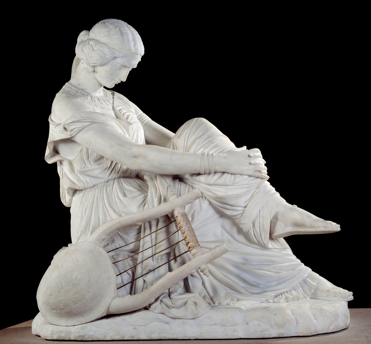 Sapho (tai Sappho, 7. vuosisata eKr.), kreikkalainen antiikin runoilija. James Pradierin marmoriveistos (1790-1852) tekijältä James Pradier