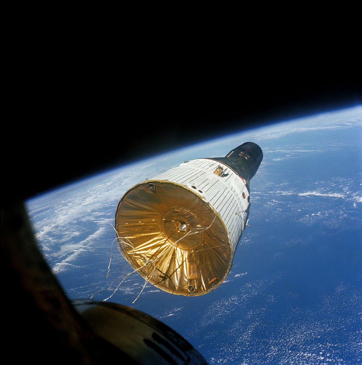 Gemini VI kiertoradalla 160 mailia 257 km maan yläpuolella, 15. joulukuuta, tekijältä James A Lovell Jr