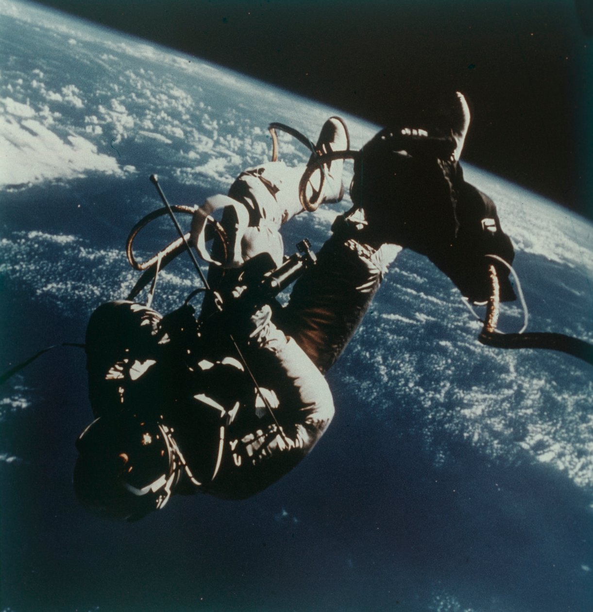 Astronautti Edward White tekee ensimmäisen amerikkalaisen avaruuskävelyn 3. kesäkuuta 1965. tekijältä James A McDivitt
