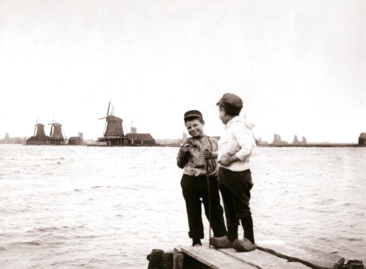 Pojat kanavan rannalla, Laandam, Alankomaat, 1898. tekijältä James Batkin