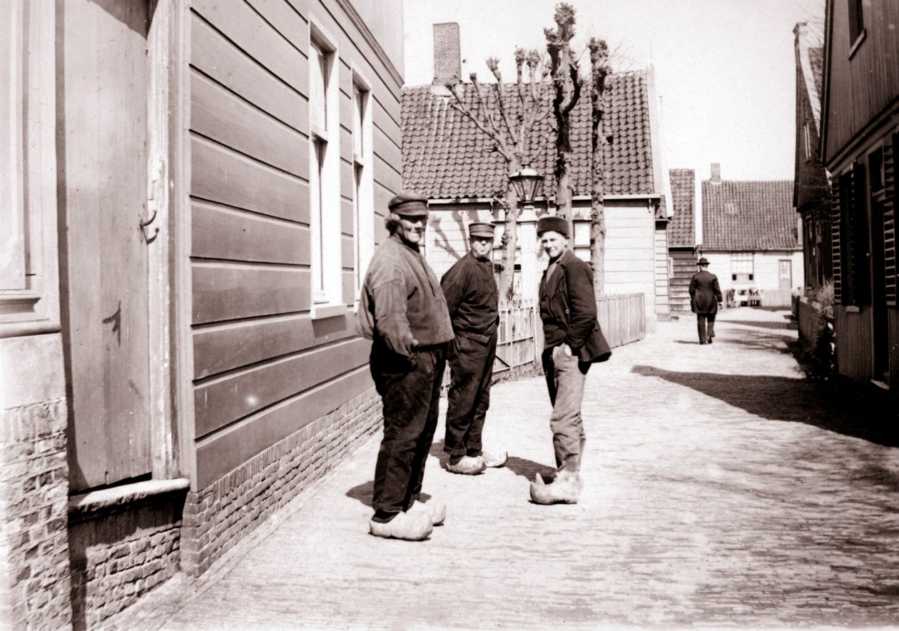 Miehet perinteisissä asuissa, Broek, Alankomaat, 1898. tekijältä James Batkin
