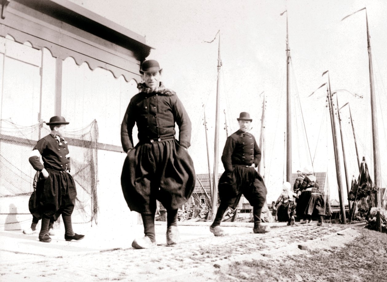 Miehet perinteisessä asussa, Marken Island, Alankomaat, 1898 tekijältä James Batkin