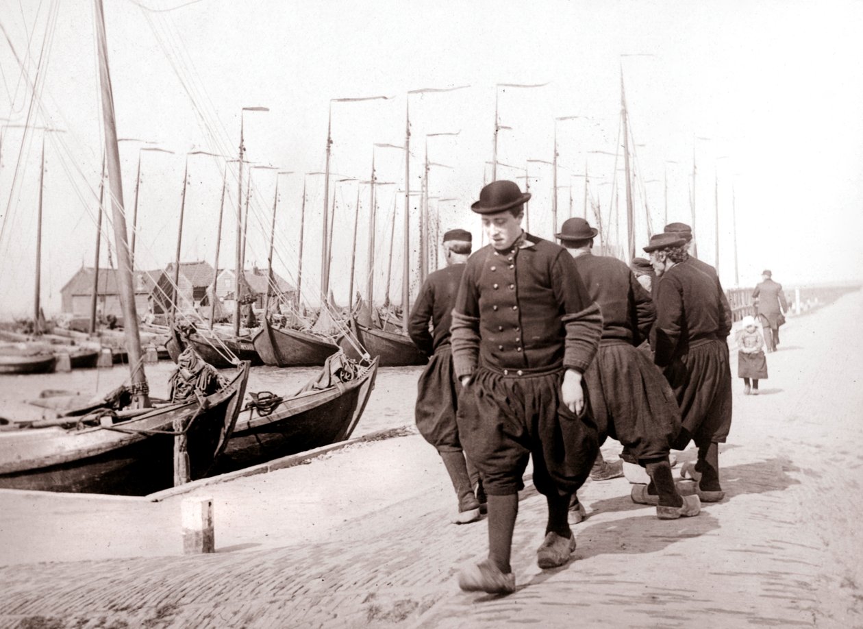 Miehet perinteisessä asussa, Marken Island, Alankomaat, 1898 tekijältä James Batkin