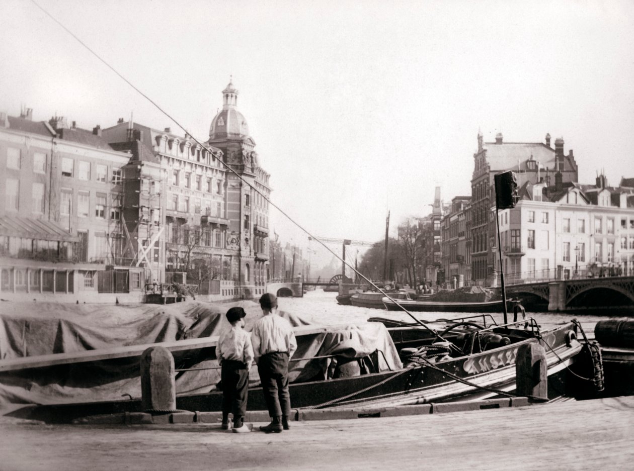 Kaksi poikaa kanavan rannalla, Rotterdam, 1898. tekijältä James Batkin