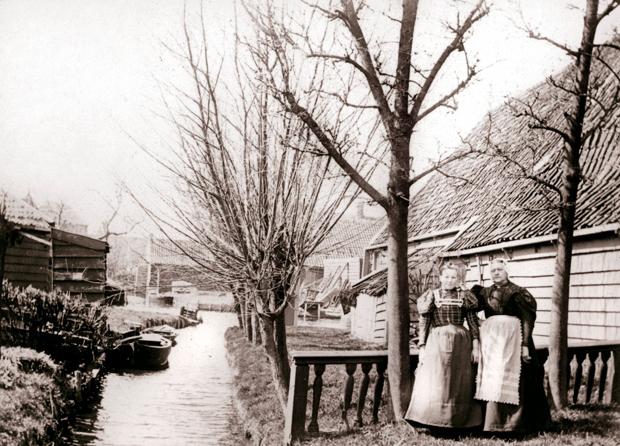 Kaksi naista kanavan rannalla, Broek, Alankomaat, 1898. tekijältä James Batkin