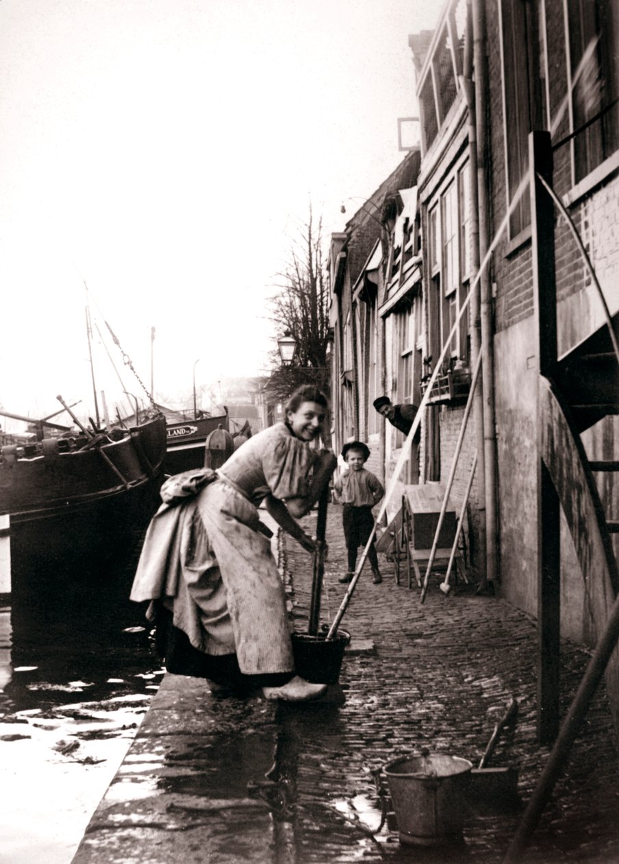 Nainen moppaa katua, Dordrecht, Alankomaat, 1898. tekijältä James Batkin