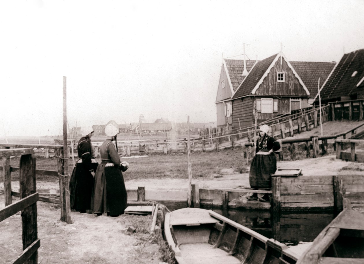 Naiset perinteisessä asussa, Marken Island, Alankomaat, 1898 tekijältä James Batkin