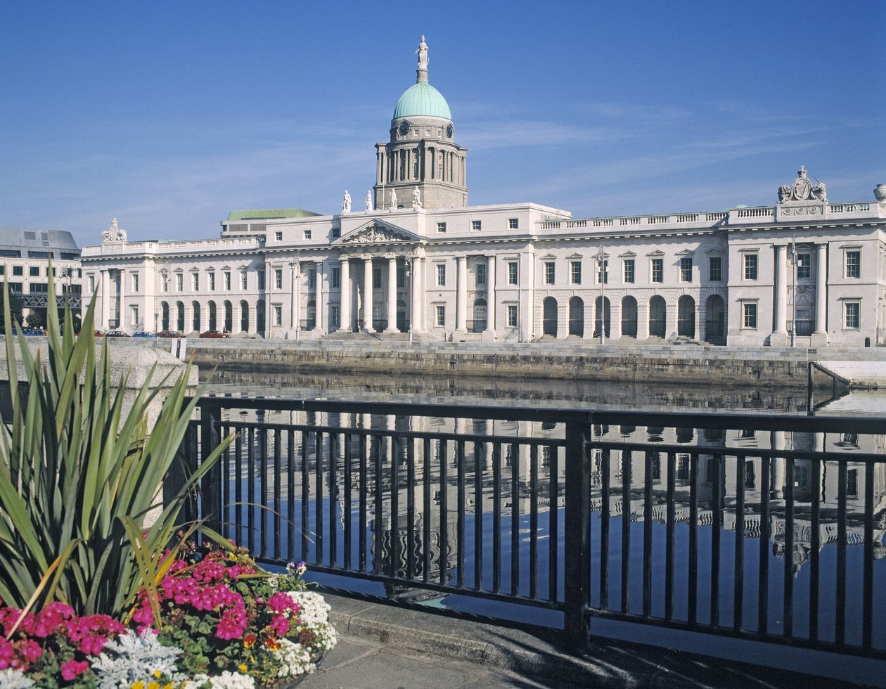 Custom House Liffey-joella tekijältä James Gandon