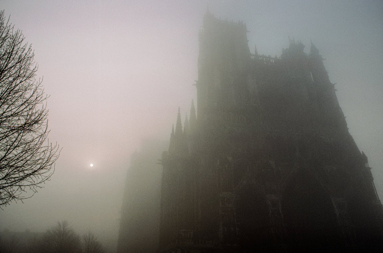 Notre-Dame Amiensissa aamusumussa. NOTRE DAMEN KATEDRAALI, AMIENS,... tekijältä James L Stanfield