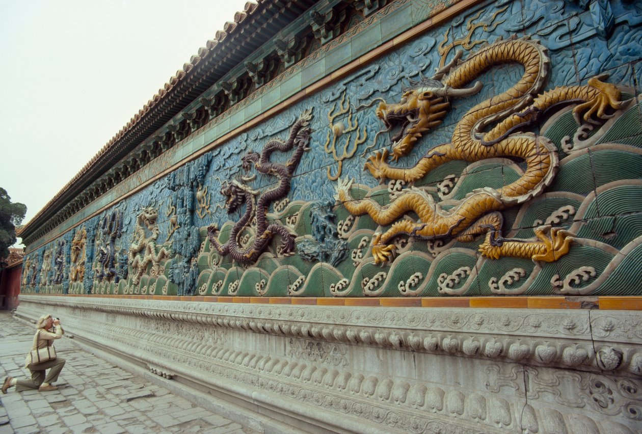 Nainen valokuvaa yhdeksän lohikäärmeen näyttöä. Beihain puisto, Peking, Kiinan kansantasavalta. tekijältä James L Stanfield