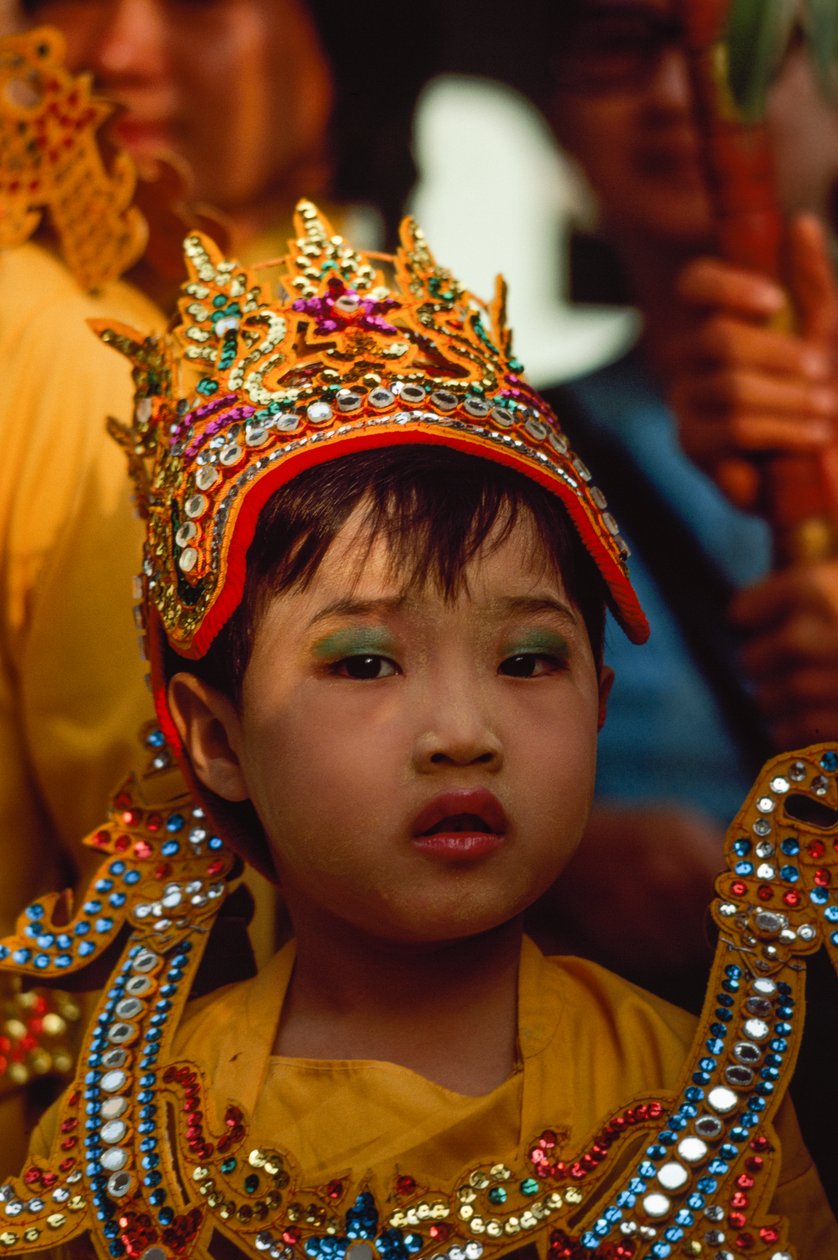 Nuori rukoilija Tabaung-festivaalilla. Shwe Dagon Pagoda, Rangoon, Burma. tekijältä James L Stanfield