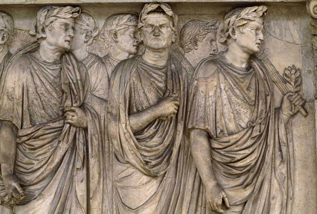 Ara Pacis Augustae, vapaasti seisova alttari, jossa on ryhmä leskiä, tuomareita,, pappeja.... tekijältä James L Stanfield