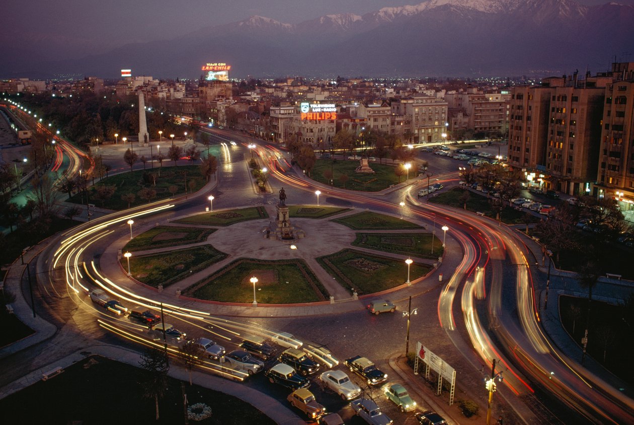 Auto, kaupungin valot valaisevat Plaza Baquedanon. Santiago, Chile tekijältä James L Stanfield