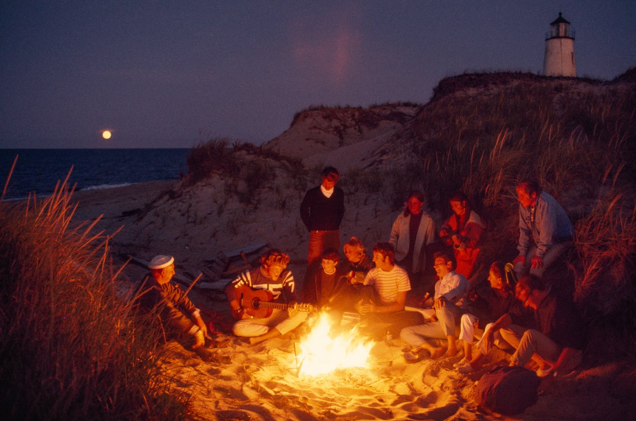 Ystävät kokoontuvat kesän nuotion ympärille Great Pointin majakalla. Nantucket Isl,... tekijältä James L Stanfield