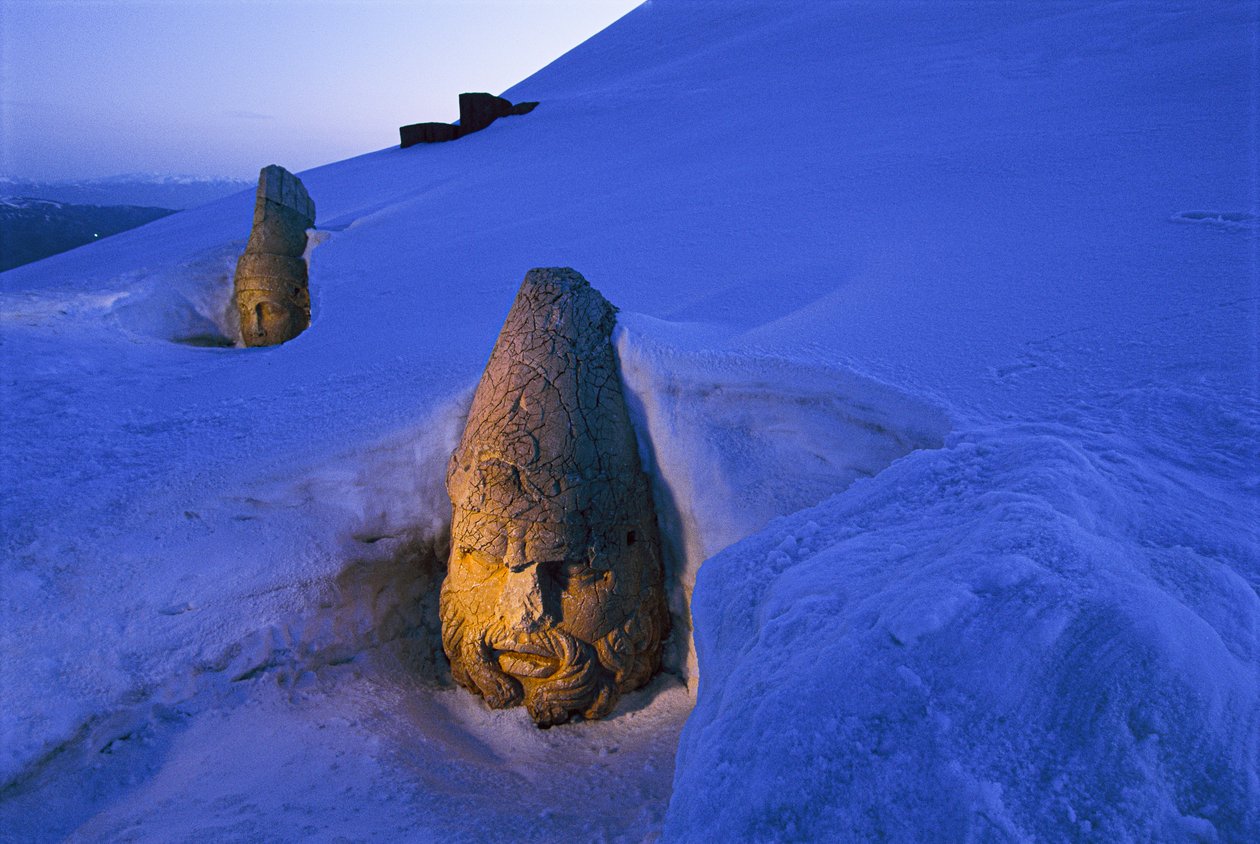 Nemrut Dagin hautamuistomerkkejä lumen peitossa. Nemrut Dagi, Nemrut-vuori, Turkki tekijältä James L Stanfield