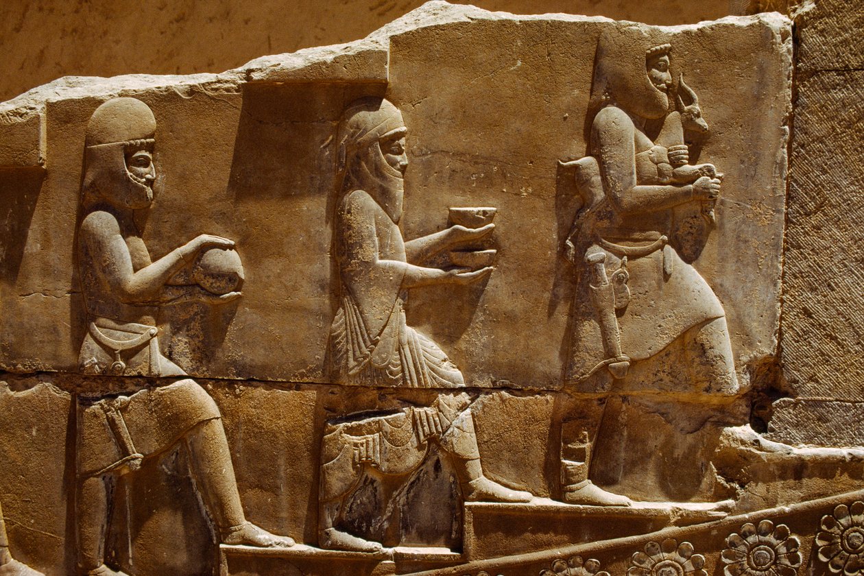 Reliefiveistos, jossa miehet kantavat uhrilahjoja Persepoliksen seinillä. Persepolis, Iran. tekijältä James L Stanfield