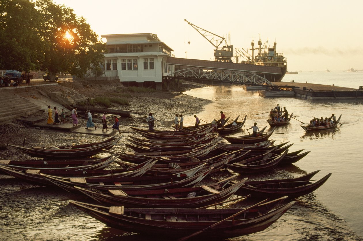 Sampaanit tungeksivat mutaisella rannalla Nantira-laiturilla. NANTIRAN LAITURI, RANGOON, BURMA. tekijältä James L Stanfield