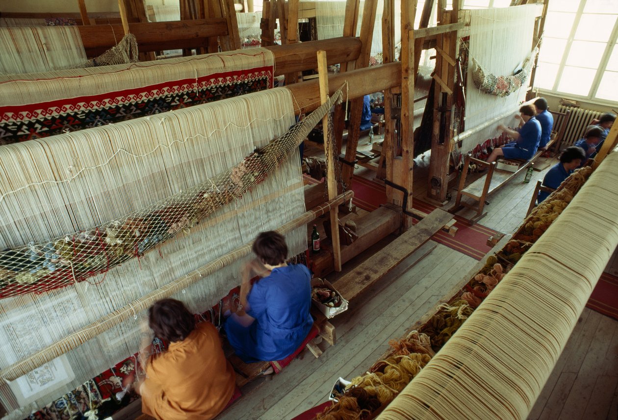 Naiset työskentelevät suuren mattokudontakoneen ääressä. Kotel, Bulgaria. tekijältä James L Stanfield